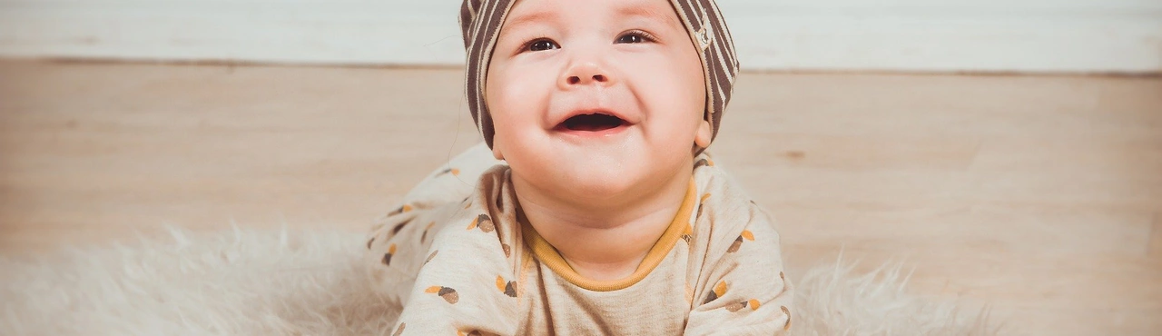 Neonato 5 mesi: crescita, svezzamento, sviluppo e attività da fargli fare