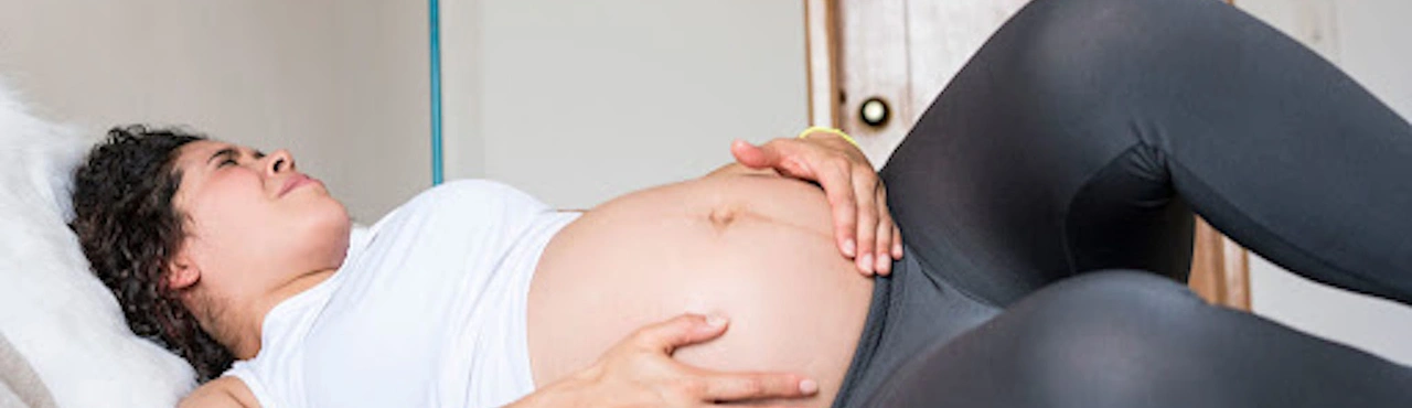 Dolore fianco destro gravidanza: è pericoloso o parte della normale gestazione?